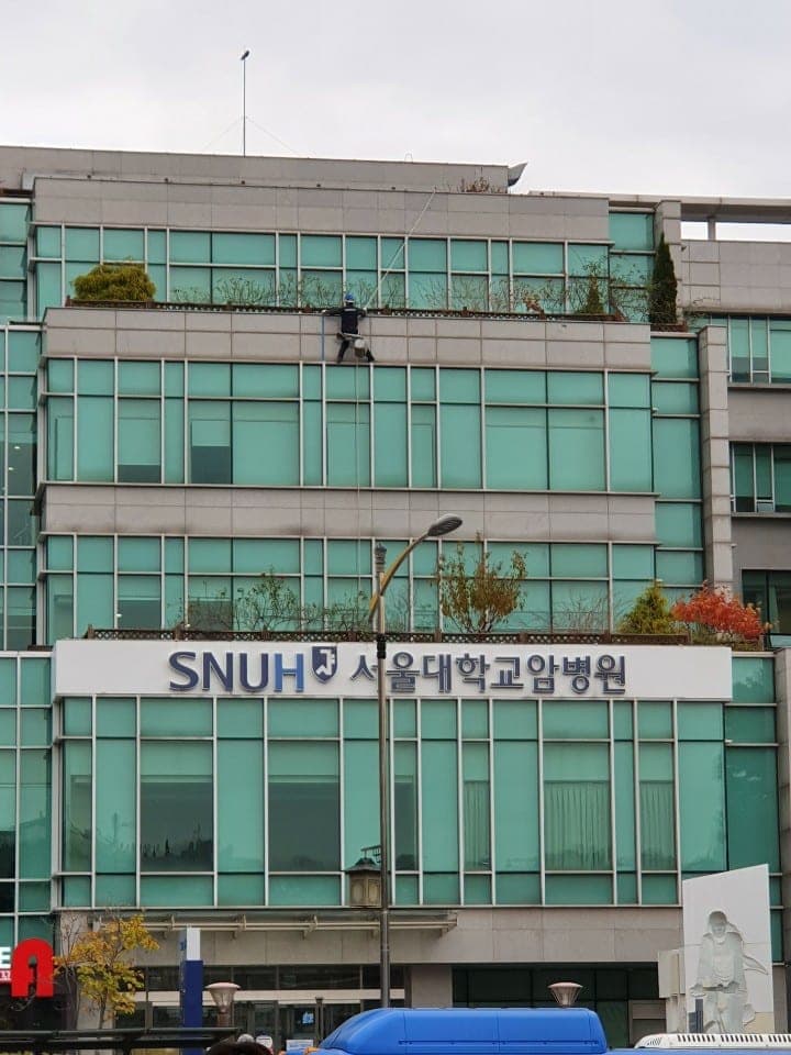 서울대학교병원 외벽 작업